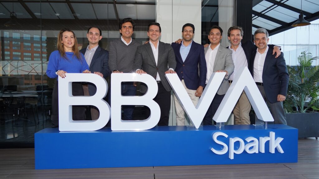 Foto 1 grupo de izq a der: Esperanza Rivera - Directora Comercial de Bbva Spark Emilio Casanovas - Risk Manager Bbva Spark Daniel Vallejo - Cofounder Addi Eduardo González - Country Manager Bbva Spark Augusto Rengifo - Vice President Capital Markets & Funding Addi Luis Gómez - Director de Crédito Bbva Spark Santiago Muguruza - Head Global de Bbva Spark Carlos A. Torres - Banker Bbva Spark