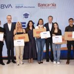 En la foto de izquierda a derecha: David Santiago Pineda, becario Mario Pardo, presidente ejecutivo de BBVA Colombia Magaly Cerón, becaria Viviana Araque, presidenta de Bancamía Zaray Cardona, becaria Javier Flores, director Fundación Microfinanzas BBVA Karen Muñoz, becaria Kevin Torres, becario
